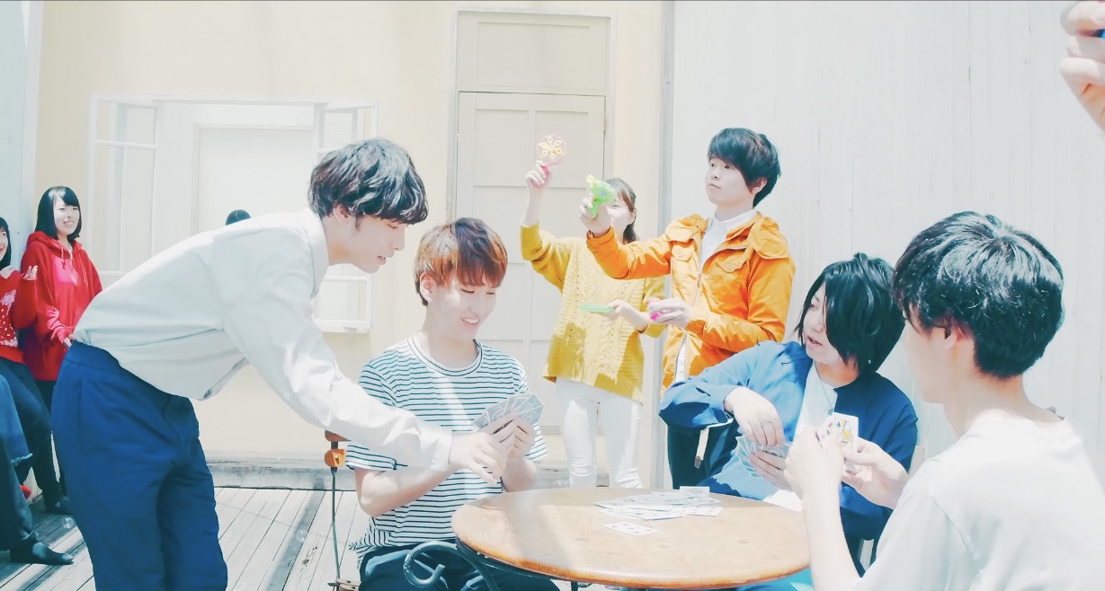 SHE'S「Beautiful Day」ミュージックビデオのワンシーン。