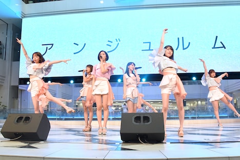 「ナミダイロノケツイ」を披露するアンジュルム。