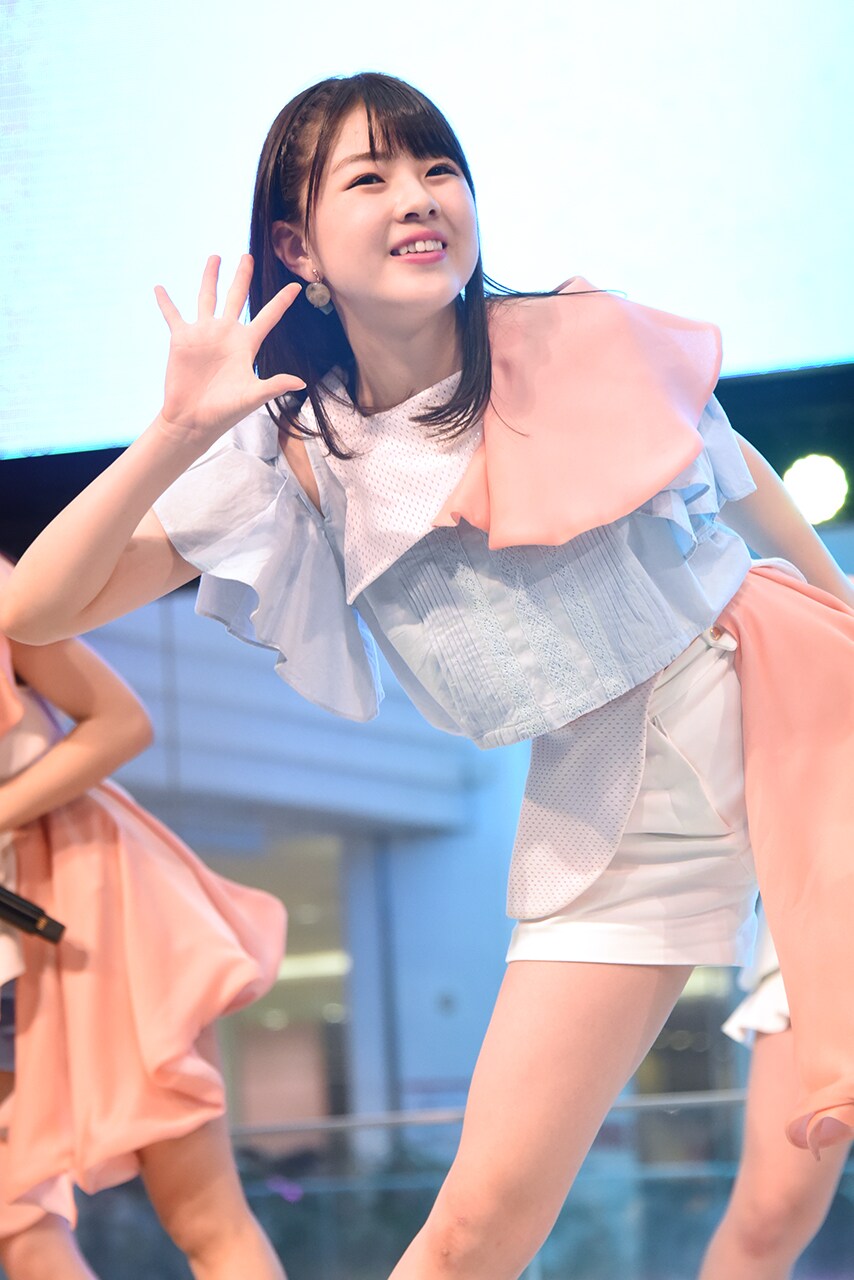 中西香菜 - アンジュルム、噴水広場で大人な新曲披露＆目標宣言「今年