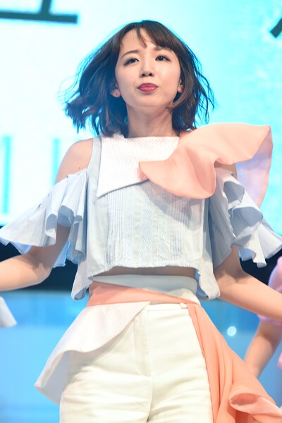 勝田里奈。2017年6月22日に東京・池袋サンシャインシティ噴水広場にて行われた、シングル「愛さえあればなんにもいらない / ナミダイロノケツイ / 魔女っ子メグちゃん」の発売記念イベントの様子。