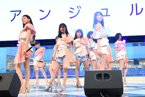 「愛さえあればなんにもいらない」を披露するアンジュルム。