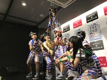 くす玉を割るばってん少女隊。（写真提供：ビクターエンタテインメント）