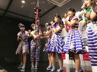 くす玉を割ったばってん少女隊。（写真提供：ビクターエンタテインメント）