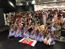結成2周年を迎えたばってん少女隊と会場に駆け付けた約200人の鯛員。（写真提供：ビクターエンタテインメント）