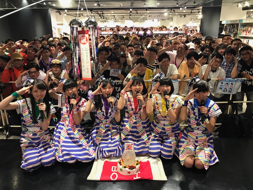 結成2周年を迎えたばってん少女隊と会場に駆け付けた約200人の鯛員。（写真提供：ビクターエンタテインメント）