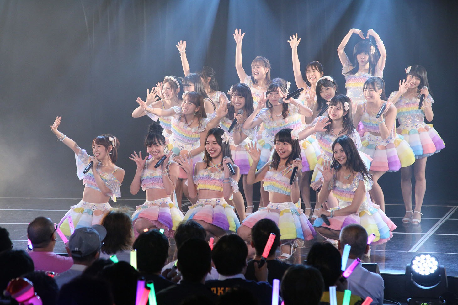「総選挙感謝公演～まずはありがとう！話はそれからだ～」の様子。(c)AKS