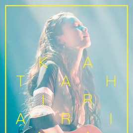 片平里菜、新宿駅前でライブ映像6曲放送