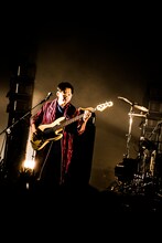 後鳥亮介（B）（撮影：浜野カズシ）