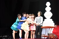 清 竜人25のケーキ入刀シーン。