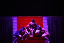 階段で身を寄せ合う夫人たち。