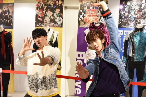 「ikki!!!!!i!!」のポーズをするユースケと、「Believe×Believe」のポーズをするリョウガ。