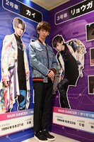 カイとリョウガのパネルの間に挟まるリョウガ。