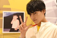 幼少期の自分と同じポーズを決めるユースケ。