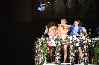 ブーケトスする清咲乃（右端）。