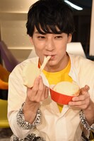 大好きなパンを食べるユースケ。