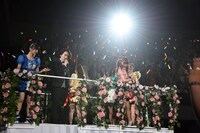 トロッコで移動しながらブーケトスする清 竜人25。