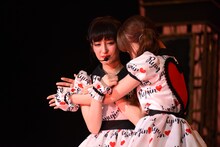 「25▽」を歌いながら思わず涙する清咲乃（左）と清可恩（右）。