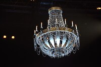 天井に備え付けられたシャンデリア調のミラーボール。