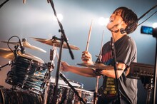 粕谷哲司（Dr）（Photo by Ray Otabe）