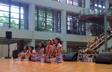 ファンと共に「ますとばい！」ライブMVを視聴するばってん少女隊。（写真提供：スターダスト音楽出版）