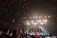 金銀のテープが噴射された幕張イベントホール。