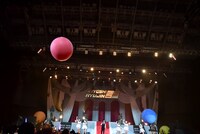 巨大風船が舞う幕張イベントホール。巨大風船が爆発すると大量の小さな風船が飛び出した。