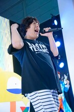 「次世代ワールドホビーフェア'17 Summer」に登場した岡崎体育（左）。（撮影：村上タケシ）  (c)永井ゆうじ・小学館 / 100%パスカルプロジェクト