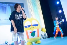 「次世代ワールドホビーフェア'17 Summer」に登場した岡崎体育（左）。（撮影：村上タケシ） (c)永井ゆうじ・小学館 / 100%パスカルプロジェクト