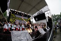 出演者総出で「トリプルセブン」を披露する様子。