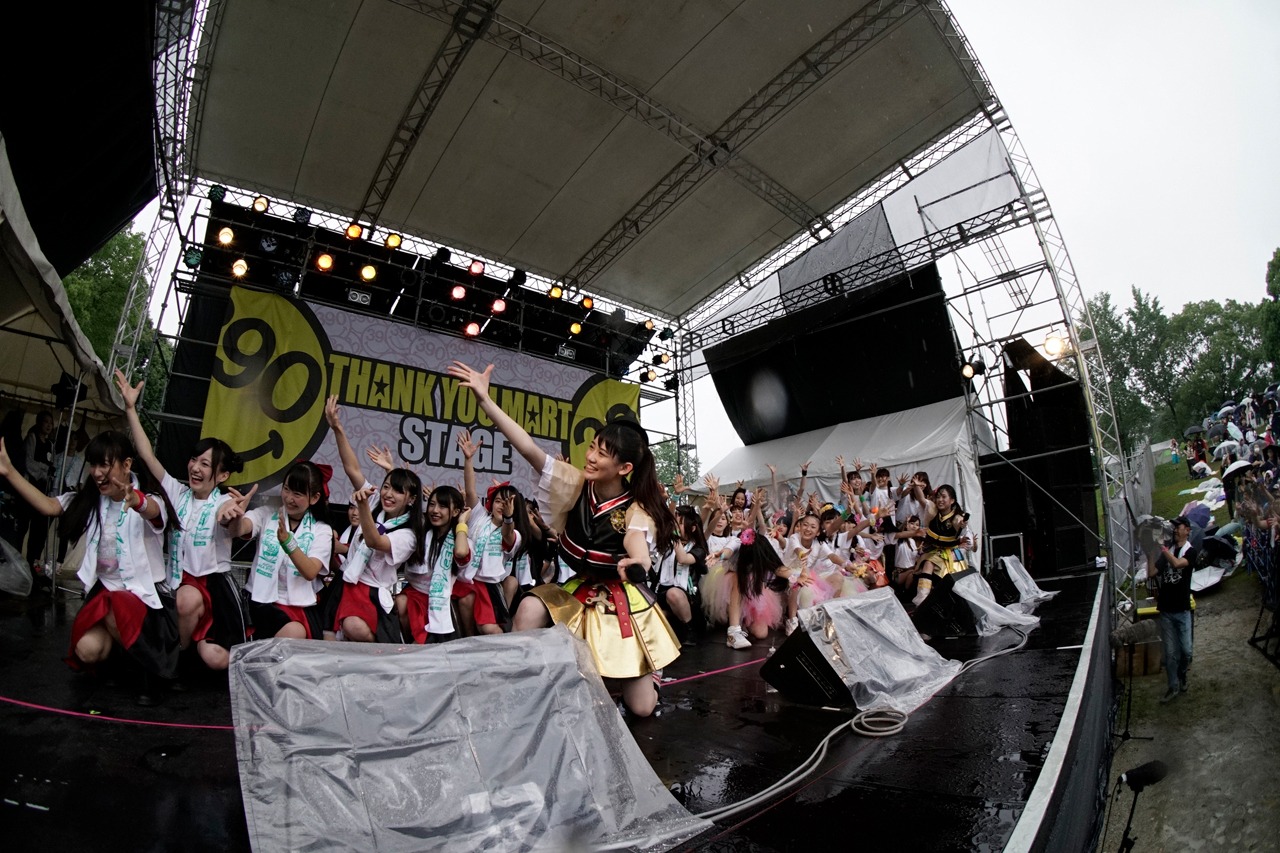 出演者総出で「トリプルセブン」を披露する様子。