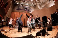 「どついたるねんスタジオライブ『おならぷーぷーセッション』」の様子。（Photo by HAJIME KAMIIISAKA）