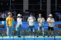 左から与座よしあき、きゃんひとみ、「マルシャ・ショーラ」ステージに合わせて用意したサングラスを着用するBEGIN。（撮影：大城亘[camenokostudio]）