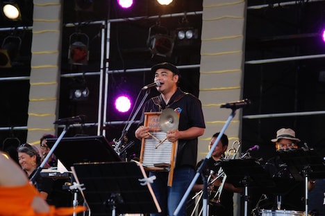 比嘉栄昇（Vo, G / BEGIN）（撮影：大城亘[camenokostudio]）