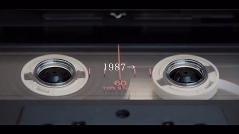 スピッツ「1987→」ミュージックビデオのワンシーン。
