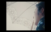 ササノマリイ「歩道橋と走馬燈」ミュージックビデオのワンシーン。