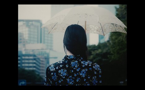 ササノマリイ「歩道橋と走馬燈」ミュージックビデオのワンシーン。