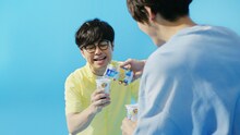 「氷結ICEBOX『あたらしくいこう 2017』高橋一生×浜野謙太編」テレビCMのワンシーン。