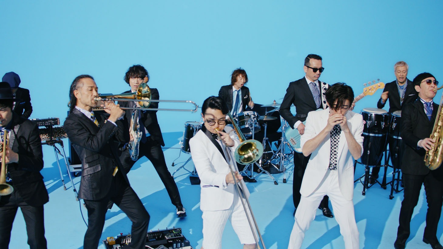 「氷結ICEBOX『あたらしくいこう 2017』高橋一生×浜野謙太編」テレビCMのワンシーン。