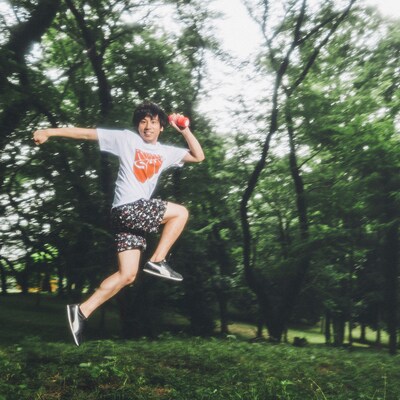 TENGAを持って飛び跳ねる藤森元生。