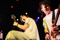 左から下川リオ（Vo）、夏目創太（G）。（撮影：高村勇一郎）