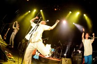 「☆君☆と☆メ☆タ☆モ☆る☆」を踊る挫・人間。（撮影：高村勇一郎）