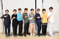 鈴木拓（左）と超特急。