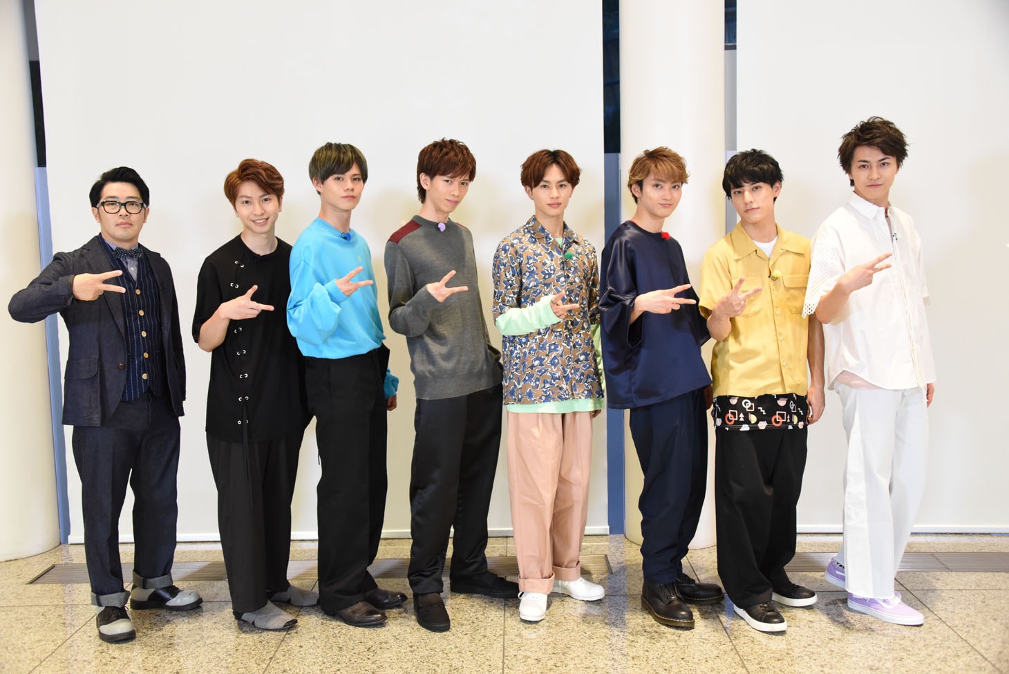 鈴木拓（左）と超特急。