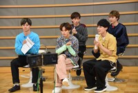 収録の合間にダンスの振り付けの確認をするダンサーチーム。