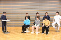 鈴木拓（左）と超特急。