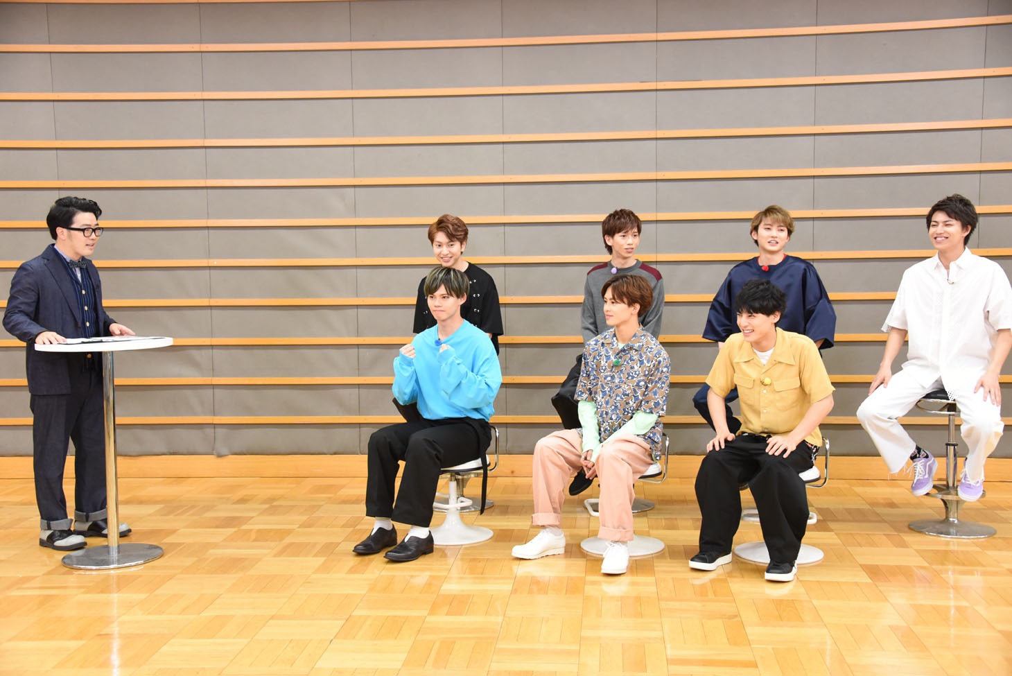 鈴木拓（左）と超特急。