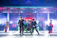 GRANRODEO「move on! イバラミチ」ミュージックビデオ撮影時の様子。（撮影：江藤はんな）