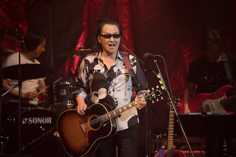 井上陽水（撮影：有賀幹夫）