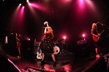 ЯeaL「ワンマンツアー2017“1st Album『19.』Release Tour”」最終公演の様子。（Photo by MASANORI FUJIKAWA）