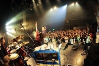 ЯeaL「ワンマンツアー2017“1st Album『19.』Release Tour”」最終公演の様子。（Photo by MASANORI FUJIKAWA）